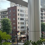 パトゥ - 麻布台ヒルズ正面2階エスカレーターからお店を臨む