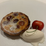 パトゥ - 「山形産さくらんぼ「紅秀峰」のクラフティ」焼き立ての熱々、そしてプリップリのさくらんぼ。最後は優しい甘酸っぱさの余韻を残して幕を下ろす感じ