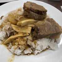 紅花別館 - カレーの半分ぐらいをオン・ザ・ライス