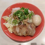 恵比寿ブタメン - 味玉トムヤムブタメン(中・ニンニクあり・脂増し)　1,190円