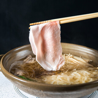 沖縄が誇る「あぐー豚」を極上の出汁でしゃぶしゃぶ