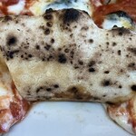 白めがねさんのpizza - 生地裏も綺麗な焼き目✨