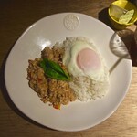 食堂 グリージョ - ガパオ風レモンなんとかとトリ炒め