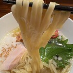 いかれたヌードル フィッシュトンズ - 麺リフト