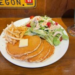 カフェ マチルダ - ボイルチキンとハニーブルーチーズソースサラダパンケーキ