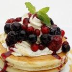 MAM CAFE - 4種類のベリーをたっぷりかけたミックスベリーのパンケーキ。