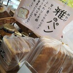 フレッシュ・クラブ - パンもたくさん種類があって驚きました　お惣菜パン も沢山売っています。朝9時半から開いているので　ピクニックをする時は こういったお店でパンを買って持っていくのもいいですね　