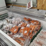 フレッシュ・クラブ - 生鮮食料品は冷凍ですが 冷凍で買える方がありがたいです　　焦って食べなくていいし　サーモンはチリ産でした。豚肉は鹿児島産でした