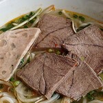 チェ レストラン - チェレストラン ＠西葛西 ランチ ブンボーフエ にトッピングされる牛肉とソーセージ