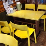 堀内チキンライス - 店内　テーブル席