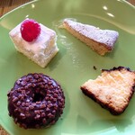 シェラトングランデ・トーキョーベイ・ホテル - バスクチーズケーキ、“サンティアゴ“アーモンドケーキ、苺のショートケーキ