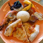 シェラトングランデ・トーキョーベイ・ホテル - 魚介とスペアリブのパエリア、鶏もも肉のガーリックソテー、石窯焼きピザ、“ソルサ” イベリコ豚肩ロースのスパイス焼き