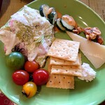 シェラトングランデ・トーキョーベイ・ホテル - サラダバー、シーザーサラダ、チーズ