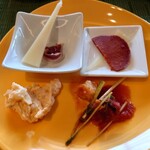 シェラトングランデ・トーキョーベイ・ホテル - イベリコ豚の生ハム、スペイン産チーズ、“ルサ” ポテト・マヨネーズ