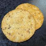 おせんべいやさん本舗 煎遊 - 料理写真:黒胡椒せん