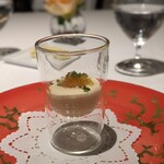 シェ・イノ - ポワロー葱のムース。ふわっと滑らかなムースは、優しい甘み。ビーフコンソメは混じりっ気のない、純粋な旨味とコク。より奥行きを持たせておりました。