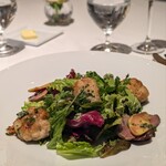 シェ・イノ - リードヴォーのサラダ。むっちりとした弾力と優しくミルキーな甘みを感じるリードヴォー、濃厚な甘みとコクを感じるフォアグラと鴨。トリュフが柔らかに香るシブレットソースはまろやかな酸味でスイスイ頂けます。