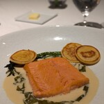 シェ・イノ - サーモンオゼイユ。外側は若干パサツキが感じたが、中はしっとり口溶け滑らか。軽やかな旨味と脂が舌の上に広がる。ヴァンブランソースは酸味は感じるけれど、強すぎなくてまろやか。エレガントな余韻が堪らない。