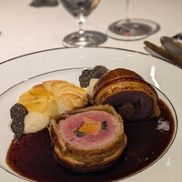 シェ・イノ - マリア・カラス。圧倒的に美味しい。ペリグーソースはポルト酒とマデラ酒の濃厚な甘み、フォンドボーの旨味が加わり、複雑な奥行き。トリュフが華やかに香ります。パイもサクサクで仔羊の旨味を閉じ込めております。