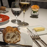 シェ・イノ - パンとバター。濃厚なソースに合う、シンプルなパン。沢山お変わりさせていただきました。