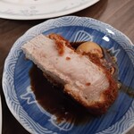 日進食堂 - 上カツをソース皿にIN