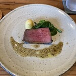 MATSU - 牛のシンシンのステーキ炭火焼き、モモの部位だから赤身だけどパサつきはなく柔らかい。生アンコールペッパーに牛骨エキスのソース。