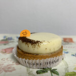 ピエール・エルメ・パリ - ラム酒香るビスキュイ生地に、バニラビーンズ入りホワイトチョコガナッシュ＆バニラ風味の濃厚なマスカルポーネムースの二層仕立ての贅沢なタルト風のケーキ。三日月型のティラミスパウダーが良いアクセントに。