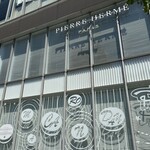 ピエール・エルメ・パリ - 本店を1日目に横切ったので、記念に1枚！初日に断念した商品を、帰りにテイクアウト！
