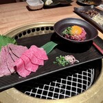 よろにく - 前菜　　　　　キムチ盛合わせ　ナムル盛合わせ
                                冷製　　　　　本日のお刺身２種　ユッケ