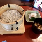 東京 芝 とうふ屋うかい - しらすご飯、赤出汁、香の物