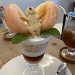 MARINE CAFE - 桃はいったんお皿に避難して、ナイフとフォークでいただきます