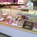 やまり菓子舗 - 陳列ケース
