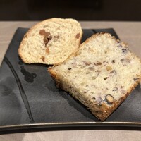 オッジ ダルマット 西麻布店 - 2種の自家製パン。