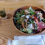 パウえる - 生ハム＆アボカドサラダと青汁ショット