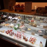 パティスリーマサ - ショーケースの様子。