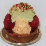 パティスリーマサ - ・「ピスタチオチョコクリームと苺のタルト(¥648)」の断面。