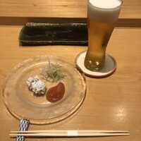 寿司割烹 魚紋 - 生ビール アサヒスーパードライ、鱧の梅肉ソース