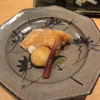 寿司割烹 魚紋 - 焼物：釣りキンキ