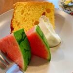 カフェレストラン きたら - ラムレーズンシフォンケーキと生クリーム、すいか