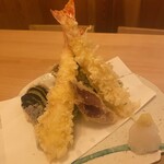 居酒屋 ろぼう - 海老と野菜の天ぷら盛り合わせ