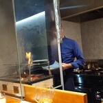 馳走西健一 - 仕上げに藁で香り付け