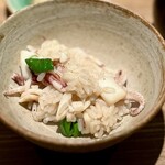 日本料理FUJI - ジンドウイカと万願寺唐辛子のごはん。
      これは、おかわり確定！
      ジンドウイカって、こんなに柔らかかった？
      こちら、まるで鮨ネタとシャリのような一体感です♪
      イカのお出汁がごはんをコーティングして絶品！