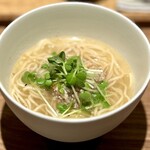 日本料理FUJI - 本日の魚と天城軍鶏出汁のラーメン。
      出た！反則ラーメン(^^)
      日本料理屋さんでお決まりの土鍋ごはんももちろん大歓迎ですけど、「〆ラーメン」というワードには無駄に惹かれます（笑）
      問答無用に美味しい！