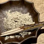 日本料理FUJI - 今や貴重な、国産本蕨のお餅。
      練るところから、目の前で藤岡大将自ら作ってくれます。
      優しい甘さで締めくくり。