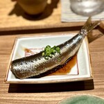 日本料理FUJI - そのお供にと供される、鰯の甘辛煮！
      から揚げにするには大きいサイズを、こうしておかずにいただくなんて、なんて贅沢な。
      もう、凄いっす(^^)