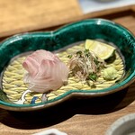 日本料理FUJI - ■花鯛のお造り
      インパクトの美味しさではなく、柔らかい身の奥から滲み出してくる、優しくきれいな味わい。