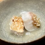 日本料理FUJI - ■活〆甘鯛の松笠焼き
      ひと月以上ぶりに入ったという甘鯛。
      しかも、その船の漁師さんが初めて船上で〆てくれた日との事。
      艶やかな見た目通りの瑞々しさから弾ける美味しさと、永遠かと思うほどの余韻…