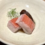 日本料理FUJI - ■活〆金目鯛の蒸し
      その美味しさは、見た目以上のインパクト。
      隠れている椎茸がまた、付け合わせを超えた味わいなので、金目鯛が弱いと負けちゃいますが、心配ご無用！
      梅や辛味の効いた味噌ダレ、これも見事。