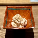 日本料理FUJI - ■桃の白和え
      煎りたて、擂りたての香り高い胡麻。しっかりした甘さの桃を、優しい甘さで包む白和え。
      素敵な三重奏♪