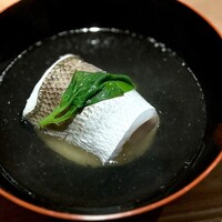 日本料理FUJI - ■活〆カマスのお椀
                    FUJIさんで最初に衝撃を受けたのは、このカマス。それまでの私の中のカマスのイメージと、全てが逆。
                    ふっくらと瑞々しく、はらりと解ける繊細な繊維。
                    塩梅のいい吸い地で最高のお椀。